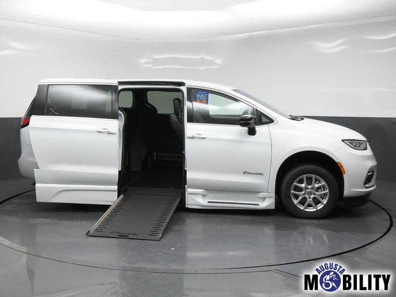 Used 2025 Chrysler Pacifica