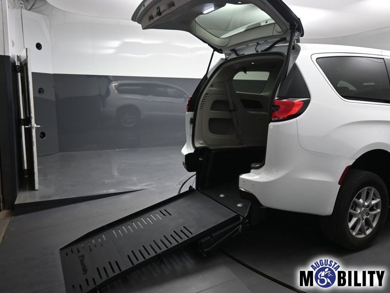 Used 2023 Chrysler Pacifica